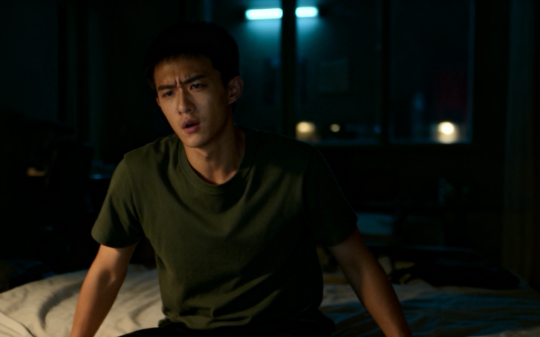 半夜躺在床上和老公视频，手机没拿稳掉在了地上，我捡起手机后，屏幕里老公用唇语跟我说：有人在你床下