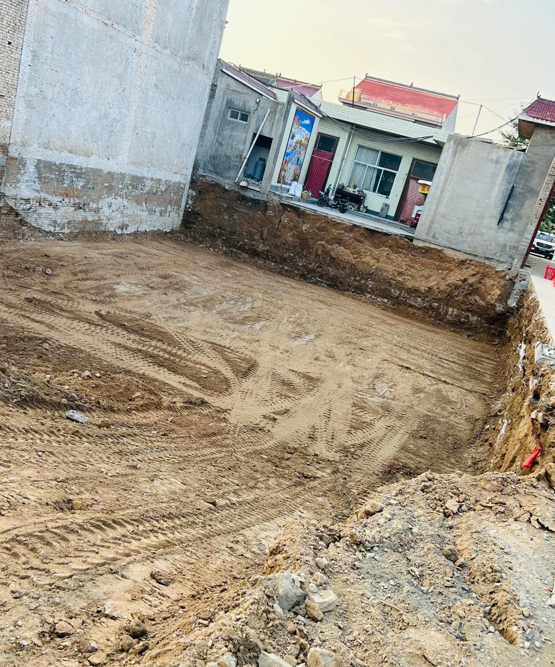 礼貌问下大神，建房为了挖到老土，
居然一不小心下挖到3米多深，
是回填砂土，还是