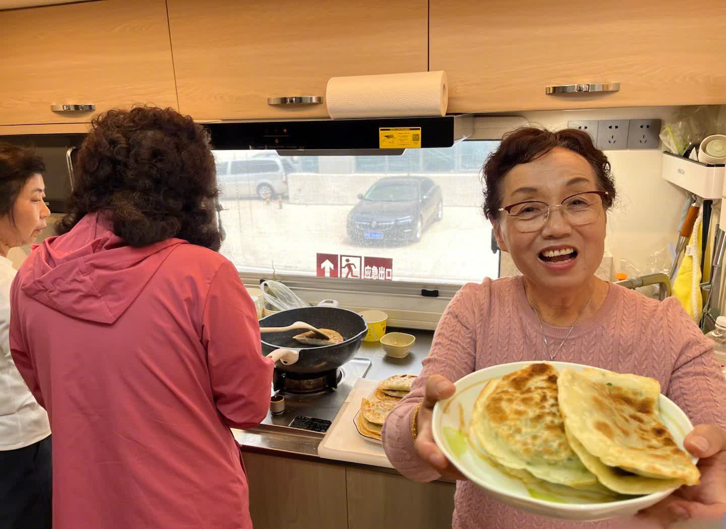 这大中午的吃着香香的，吃完晕晕的不知道是被美食香迷糊了，还是亲情醉人啊