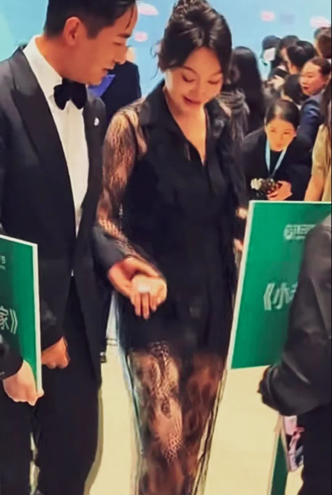 搀扶闫妮进场的是谁啊！我真没看出来，闫妮那黑纱裤子太扎眼！丑爆了！