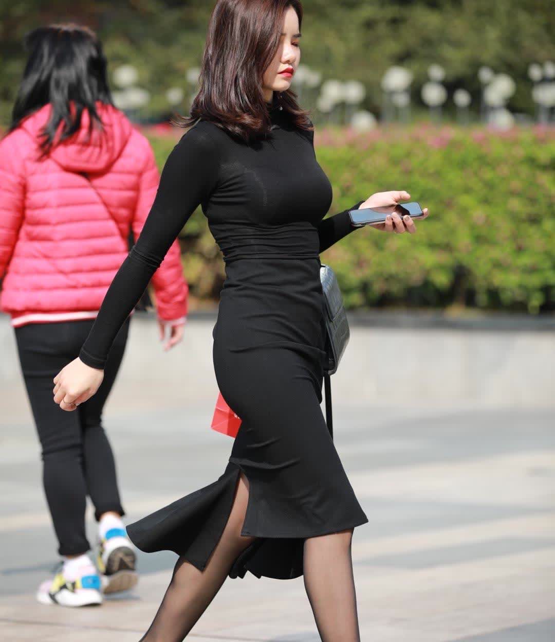 一家三口温馨逛街的画面总能让人倍感治愈。就像任重、孙骁骁一家，穿着驼色“亲子战袍