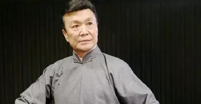 看到衡小珍这番话，心里真不是滋味。
穷艺人没人帮，光靠退休金硬撑，十年亏下来就