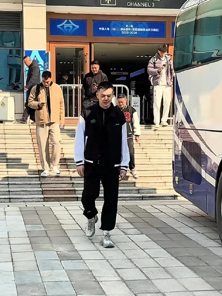 杨鸣到哪都有这么多粉丝！
杨鸣和球员训练结束后，外面一群粉丝要拍照合影，人帅到哪