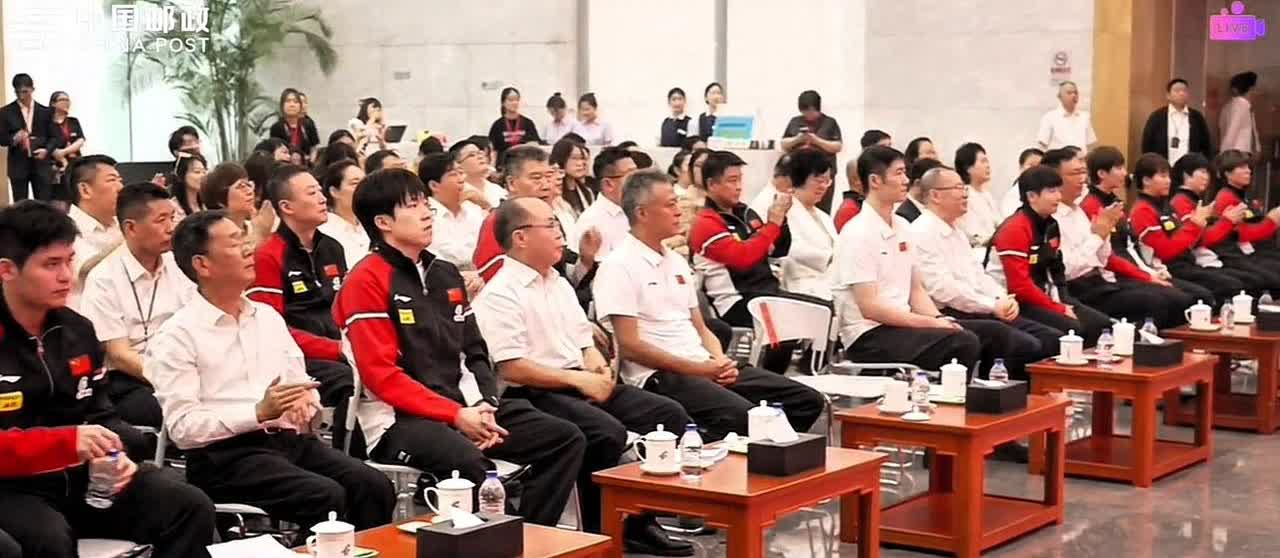 网友们别再费心去猜了，
王励勤对谁好对谁不好，
从座位上看，
再从站位上看