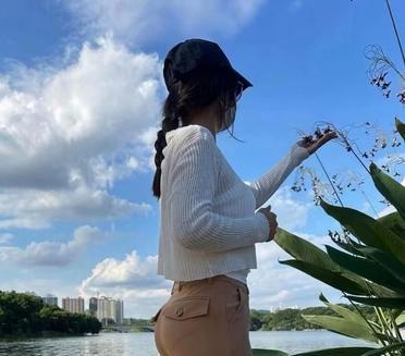 这湖水好清澈啊～