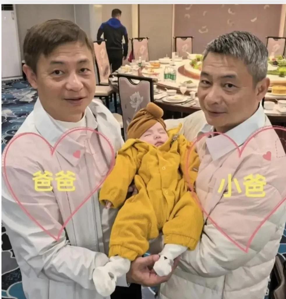 原来下嫁也靠不住，
李大双当爸爸了，
但孩子的妈妈不是大美女李琳！
李小双日前晒