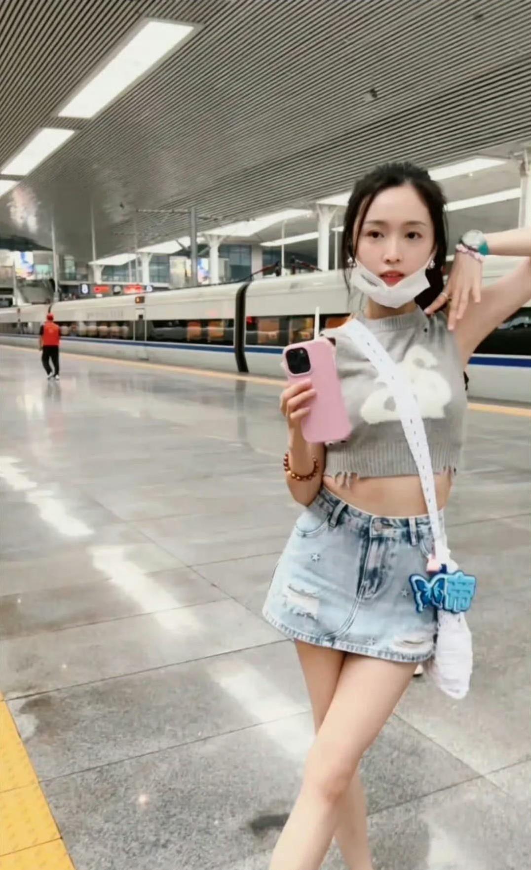 为啥吴宣仪的私服总让人觉得有点乱？啥风格都往上堆，一点都不简约