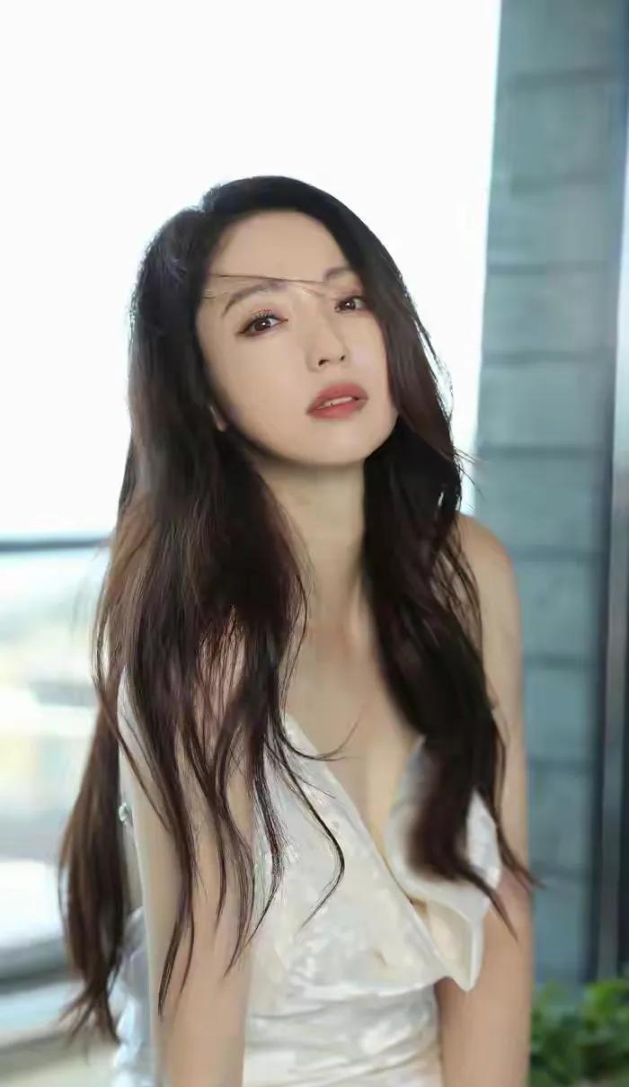 什么喜好啊？董璇找的男人都板着一张脸！
发现没有？董璇二婚丈夫张维伊的脸总觉得奇