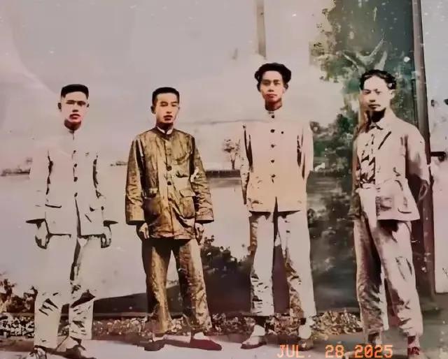 历史老照片。
1929年拍下的照片，右边第1位是陈毅，陈老总，青年时期和同志们在