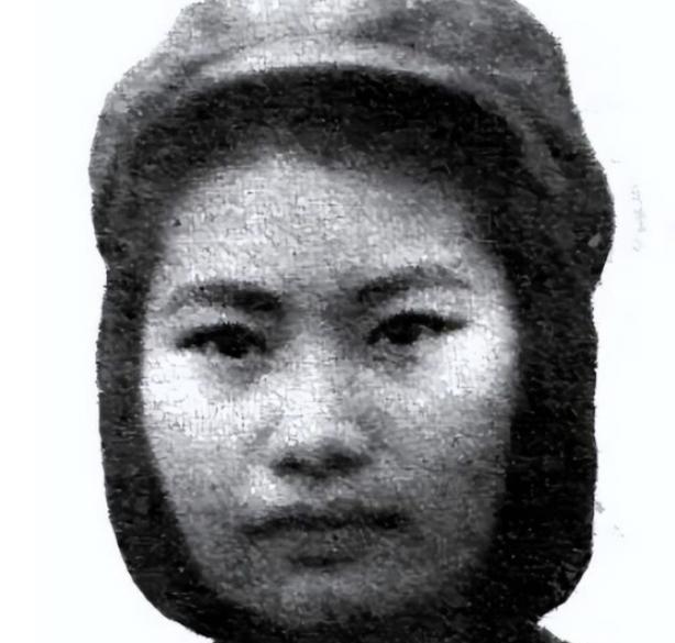 1939年，日本人的监狱里，一个女八路军被打得血肉模糊。突然，一个汉奸上前扇她耳