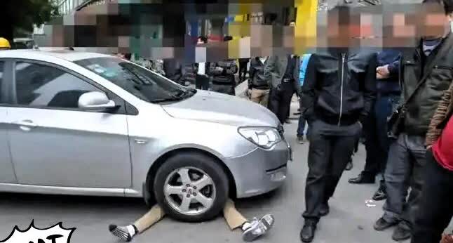 “大快人心！”

沈阳女子等红灯时无聊玩手机，没有看到大妈躺在她车跟前碰瓷。