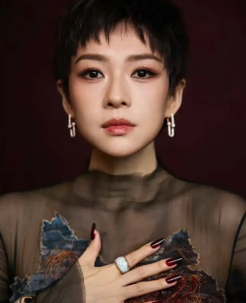 看了章子怡上海电影节的表现，

突然有点理解汪峰为什么要和她离婚了，

这个女人