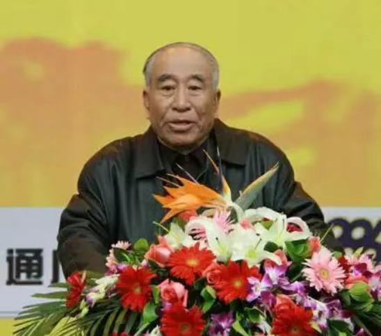1951年9月30日，一名来自朝鲜战场的司号员收到了来自毛主席的一个红色请柬，只