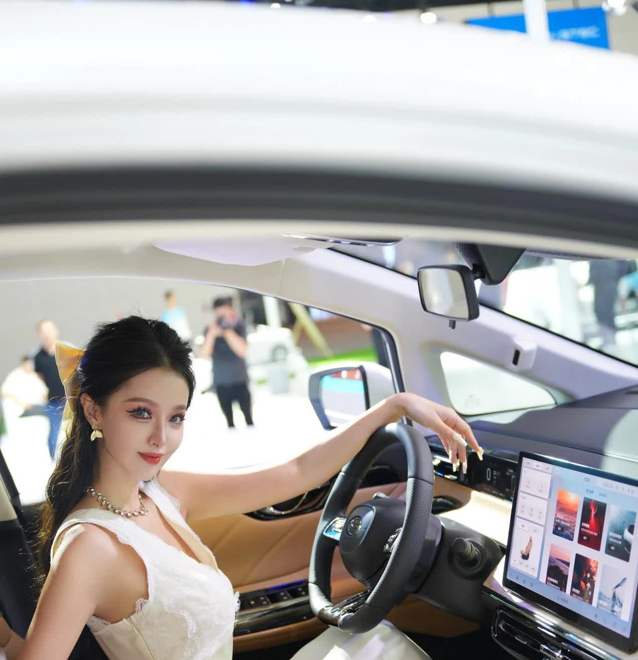 这就是赤裸裸的现实啊！
6％家庭，买50万元以上的车；
12％家庭，买20~