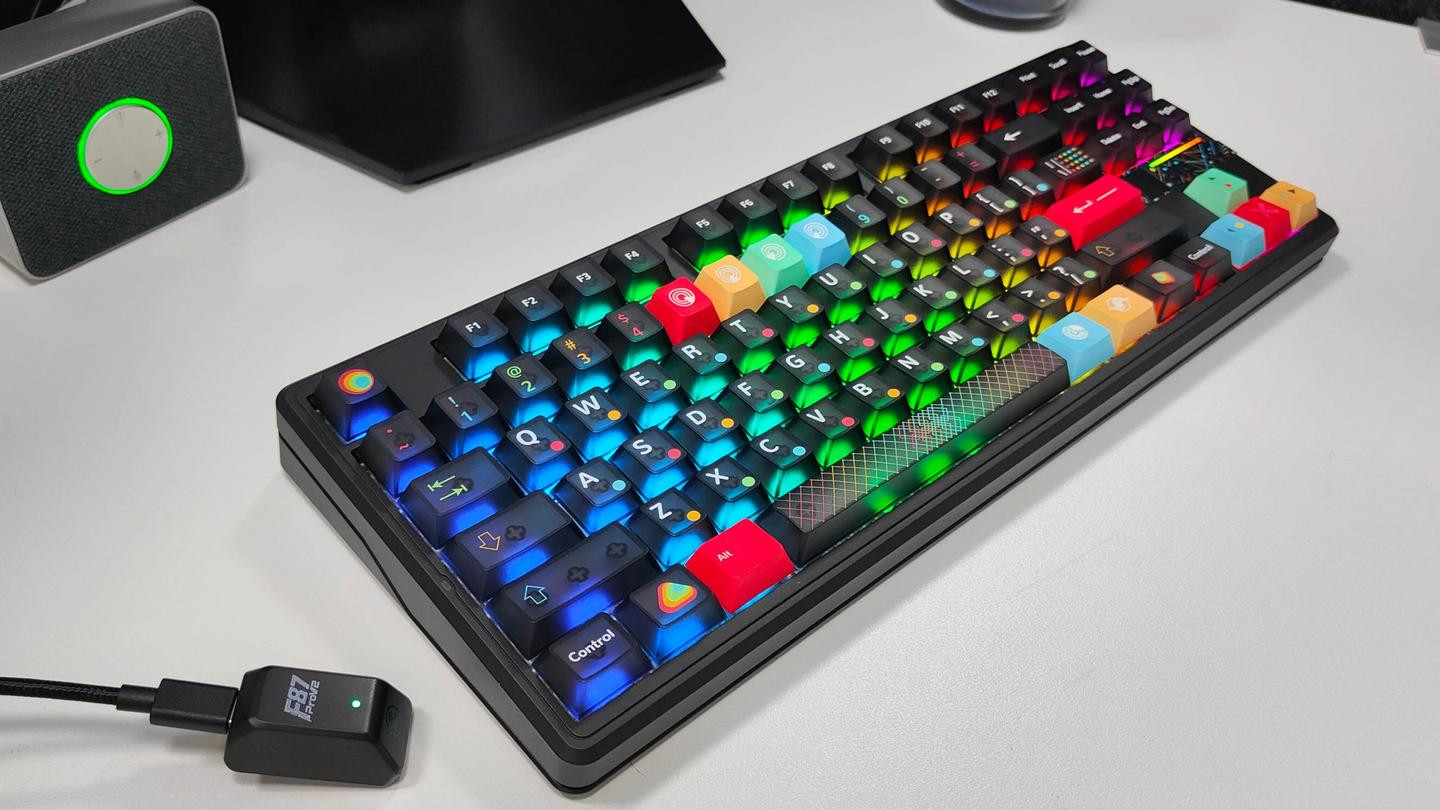 潮玩新利器，狼蛛 F87ProV2 超神版，223颗RGB+黑雾透，爆颜值！