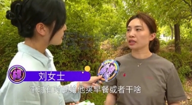 女子发现12岁的儿子，偷偷摸摸拿她手机转账，陆陆续续往他手机上转账17000多元