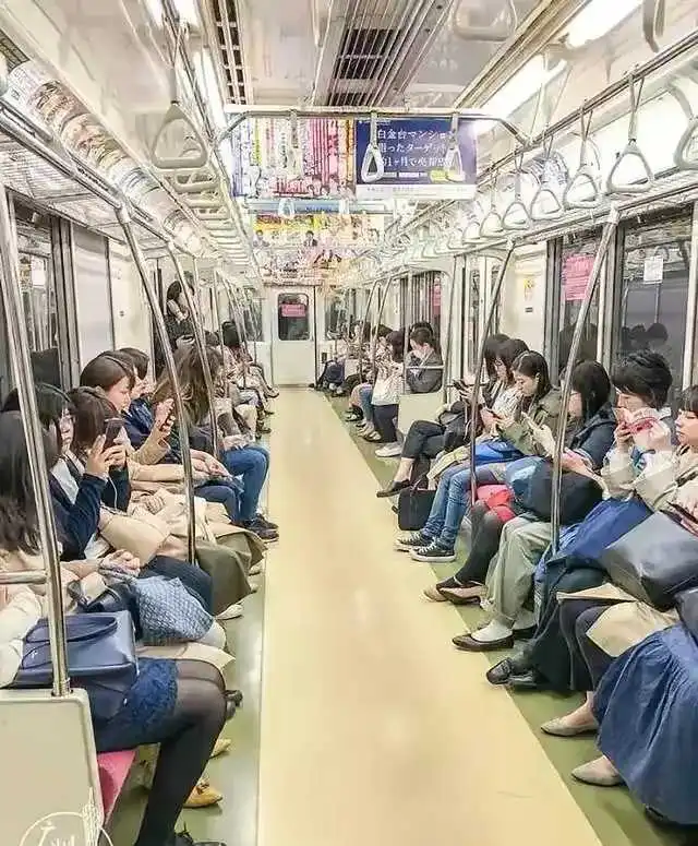 日本地铁，妹纸都是这么穿搭滴！