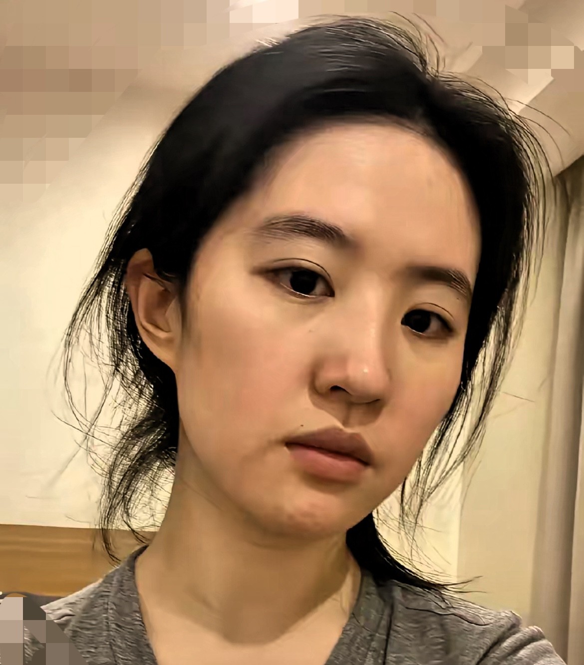 刘亦菲今早发了张自拍，
她都没开美颜，就来个素颜，
额发有些凌乱，刚睡醒的样子。