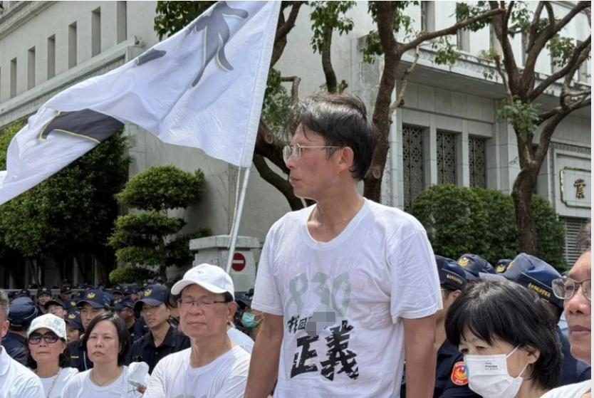 黄国昌率近千名小草拆护栏  致8警伤  台北警方：报检察官侦办
民众党前主席柯文