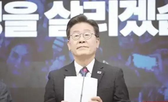 韩国政坛风暴：李在明上位，尹锡悦命运几何？
李在明当选韩国总统，震动政坛。竞选时