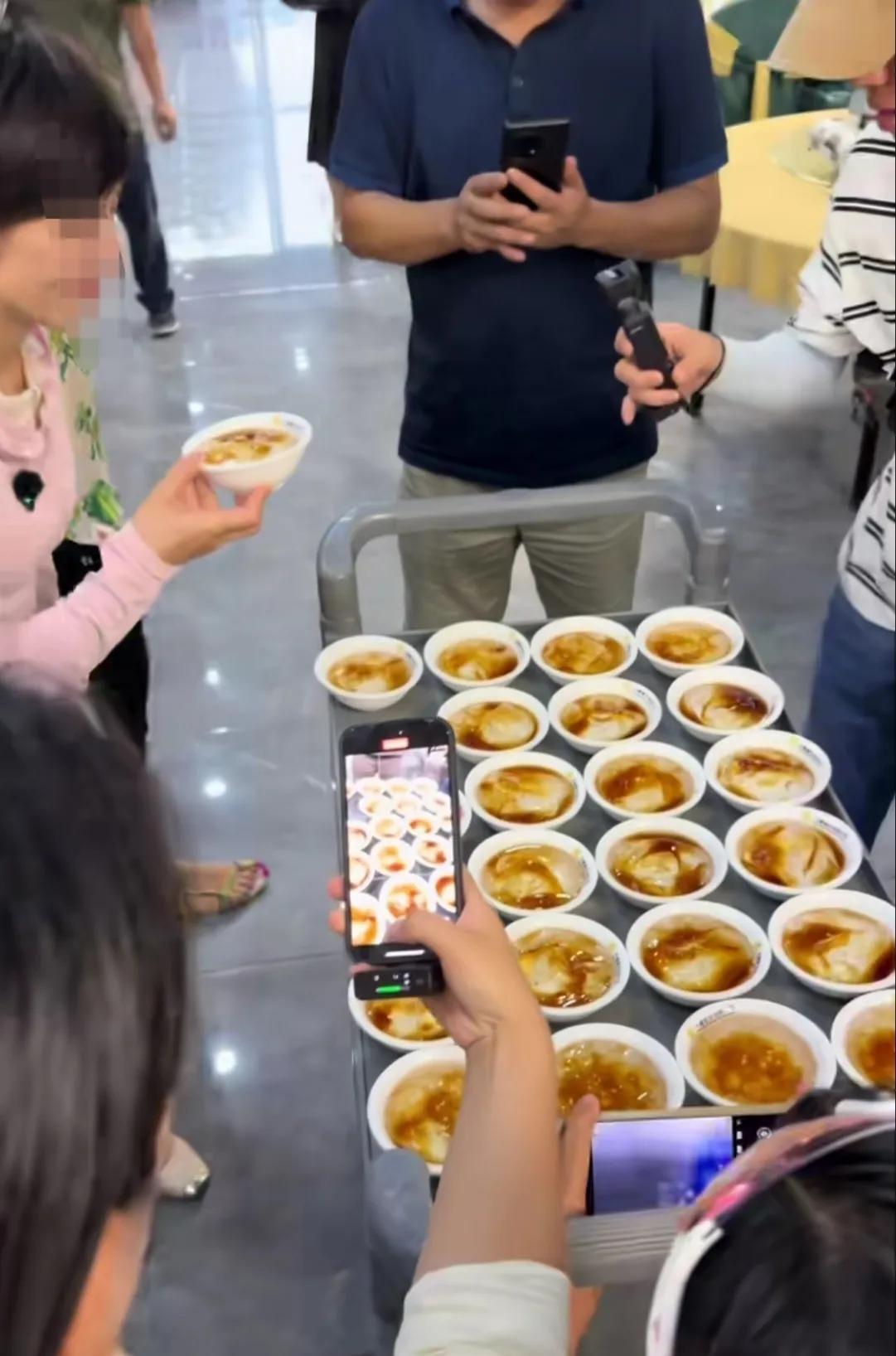 “扁担妹妹”又带火了灌阳另一种美食“凉粉”，有网友甚至组团乘坐2个小时的大巴车从