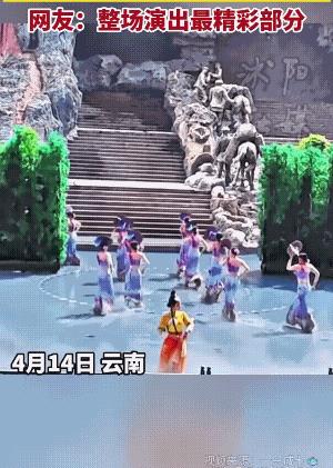 舞蹈演员表演完下场，最后一名演员被电动道具门关在了舞台上。这位舞蹈演员不得已只得