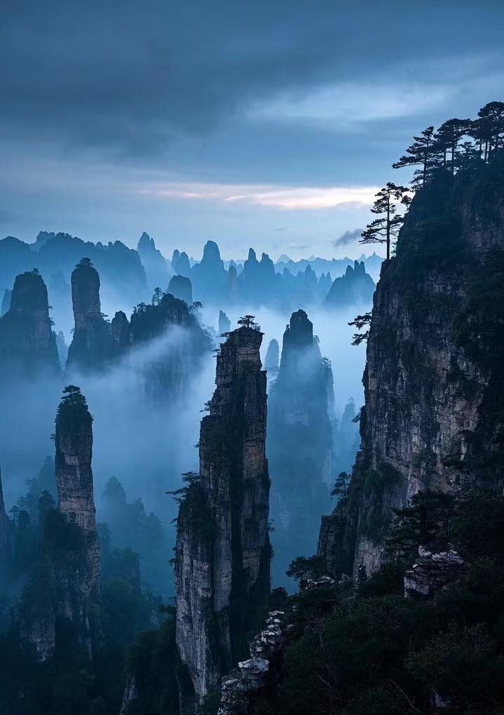 张家界一个神奇的地方，有着最具特色的地貌，堪称世界级的旅游胜地，这次往溶洞里扔垃