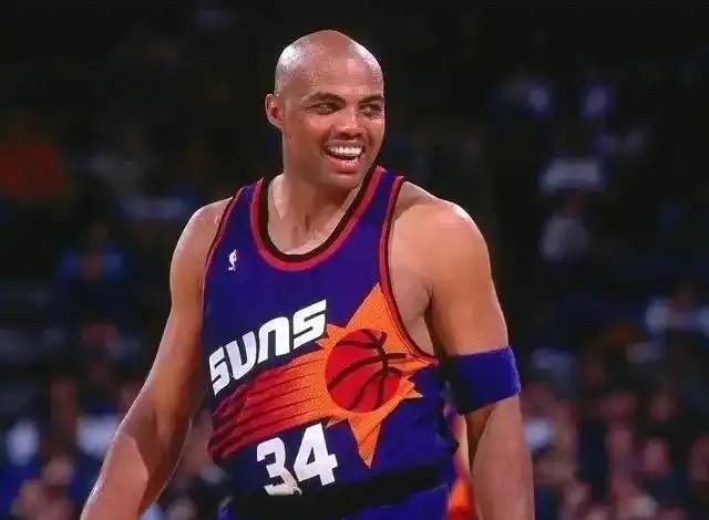 巴克利嫉妒啊
前NBA球员巴克利对布克续约发表了自己的看法，他说：“一年7000