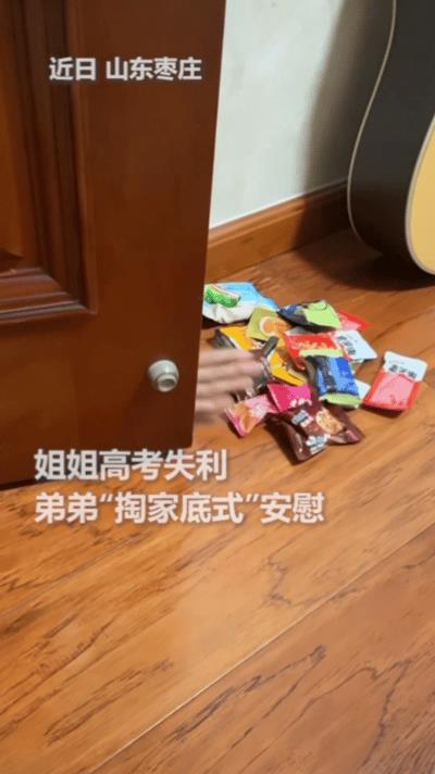 “太暖心了！”山东枣庄，一女孩满怀期待的查完高考成绩后，失望的跑回房间崩溃大哭，