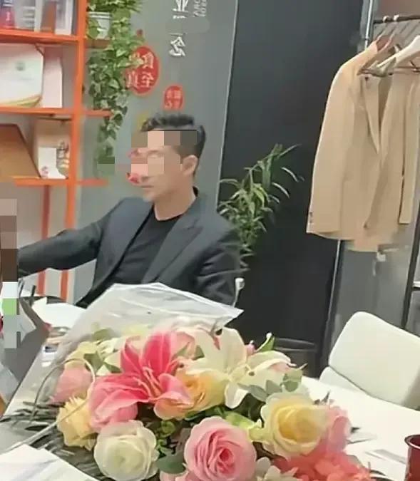 汪小飞确实比以前变得沉默了，看来凤凰周刊的禁Y令还是有效的，不过他有嘴替呀！
网