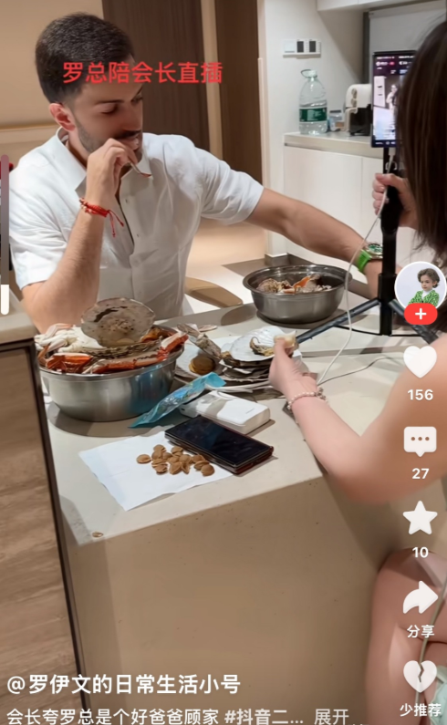 于文红，罗兰多，分手后第一次合体直播！
都分手了，还能像一家人一样坐在一起直播，