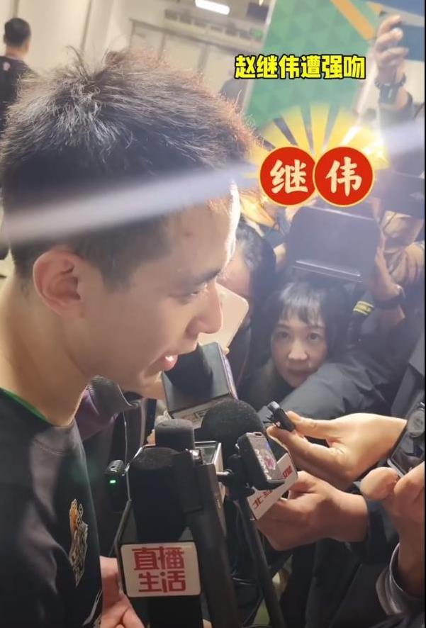 福格对赵继伟是非常认可的，甚至福格一直把赵继伟当作球队领袖，去年总决赛福格得到最