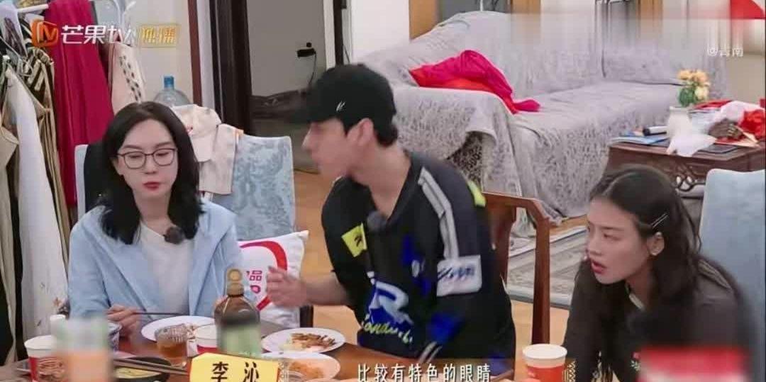 《花少》名场面！龚俊马思纯跪着干饭，张雅琪秒跟风笑翻网友
谁追《花儿与少年》没被