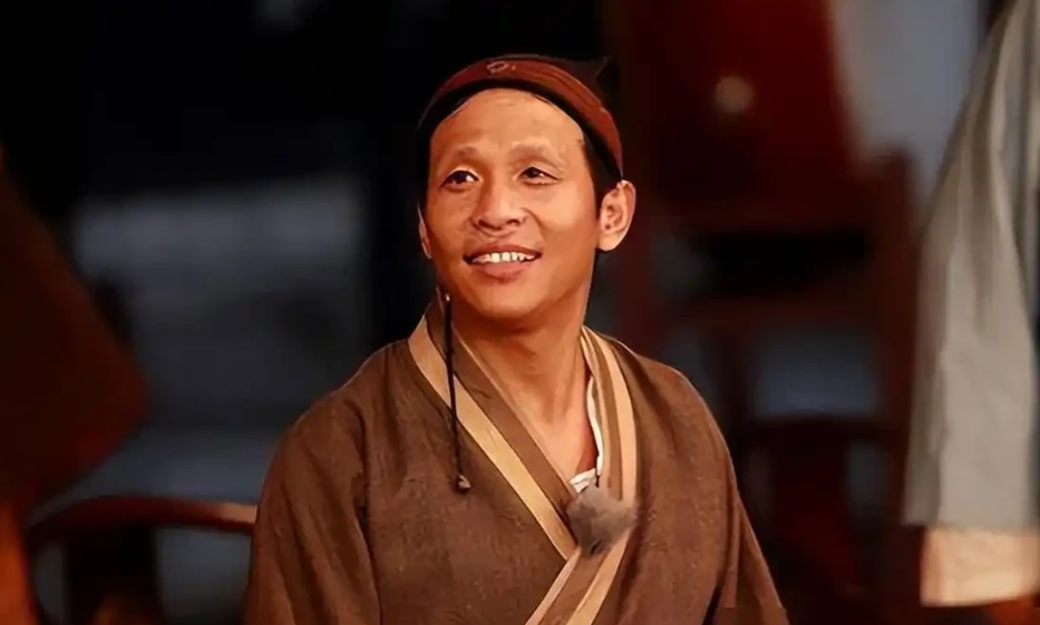 为啥那些“卖丑”的喜剧演员一个也没出来？
1.以扮丑取悦观众的，
走到极致也就是