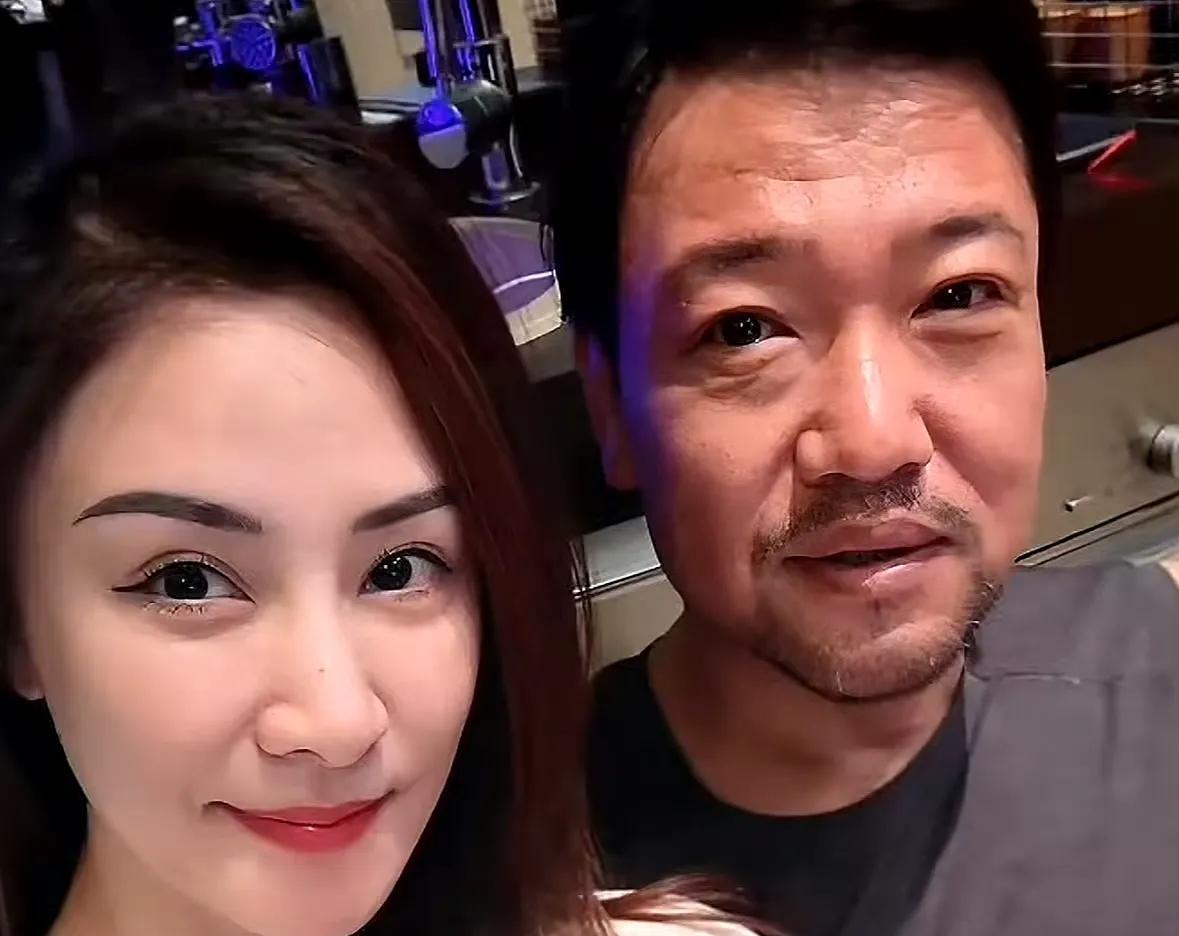 贾冰这瘦得也太狠了吧！脸直接凹进去，颧骨都支棱起来了，法令纹也变深了，都有点“司