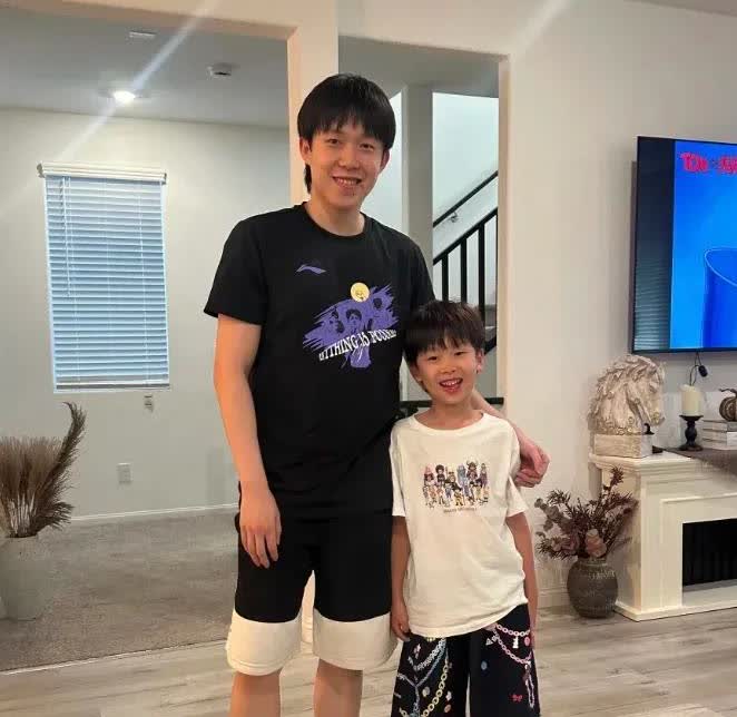 楚钦和甜甜儿子合影那笑得叫一个灿烂，牙齿都像“感冒”了似的，
旁边还有其他好友
