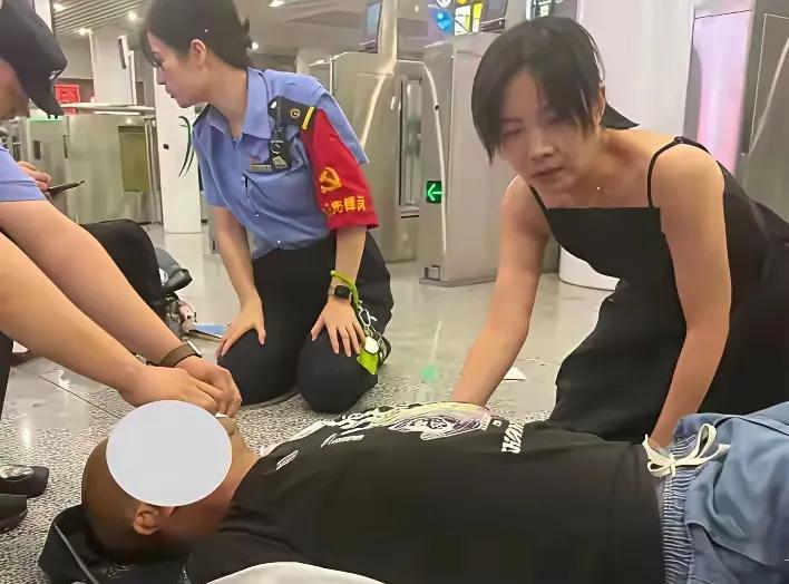 现在敢站出来救人的都是弥天大勇，为这位最美护士鼓掌[鼓掌][鼓掌][鼓掌]