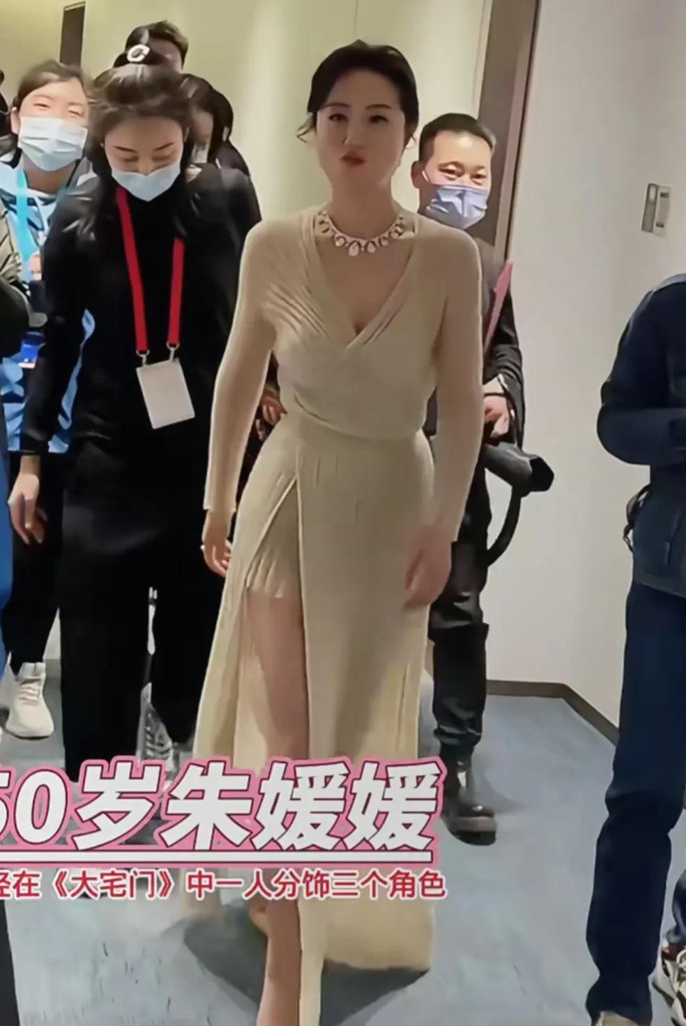 冯远征姚晨等悼念朱媛媛。惊闻朱媛媛离世，娱乐圈满是悲痛。冯远征转发辛柏青讣告，简