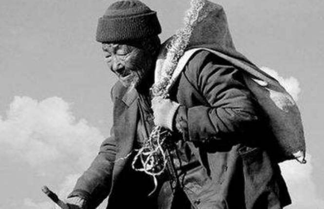 1973年，内蒙一个拾荒老头，捡到7斤重的铁棍，发现铁棍里面居然镶着金子。转手就