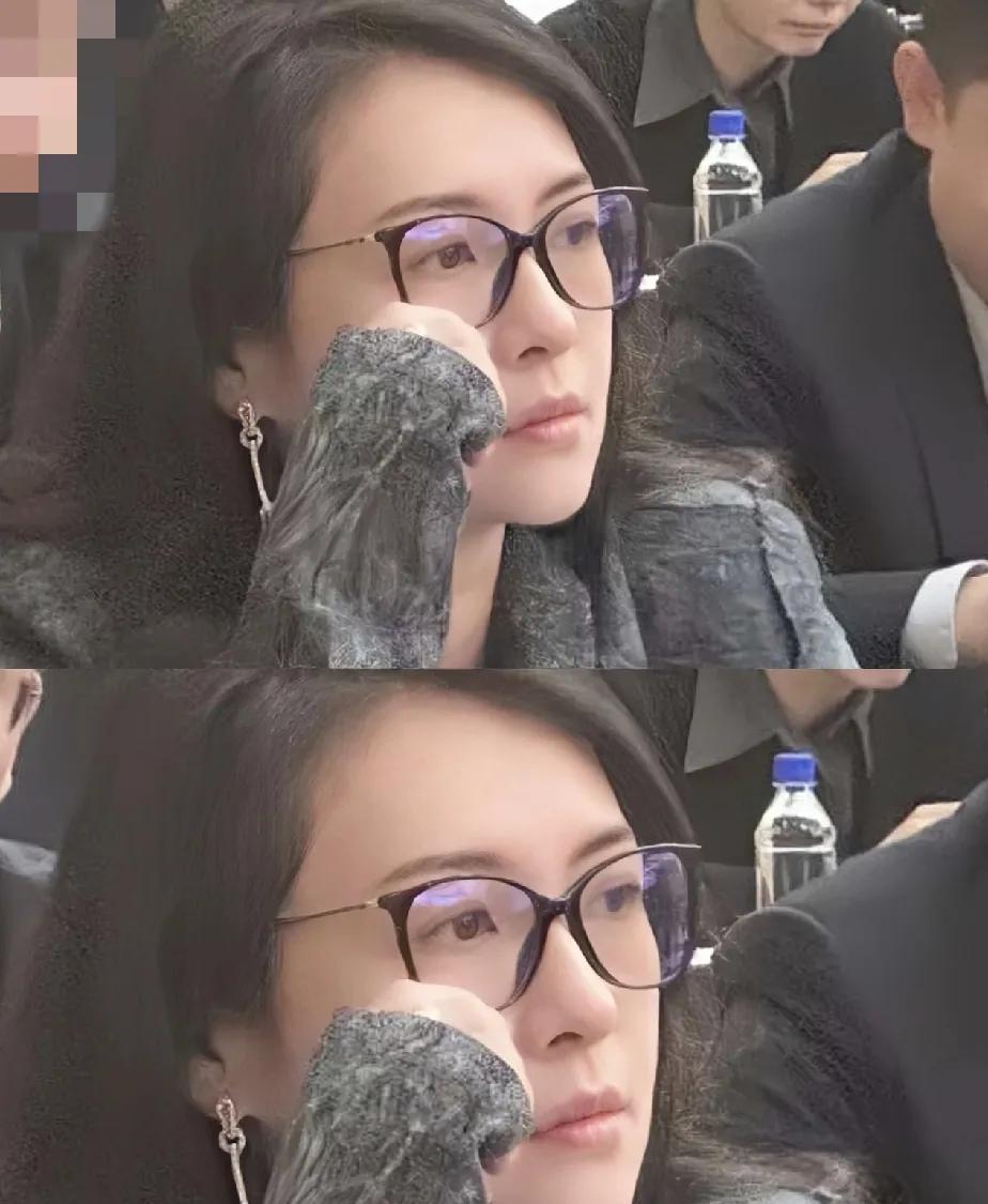 素颜章子怡出席会议，
又引起热议！
让几天前乱黑她的人啪啪打脸了！
网友爆料了章