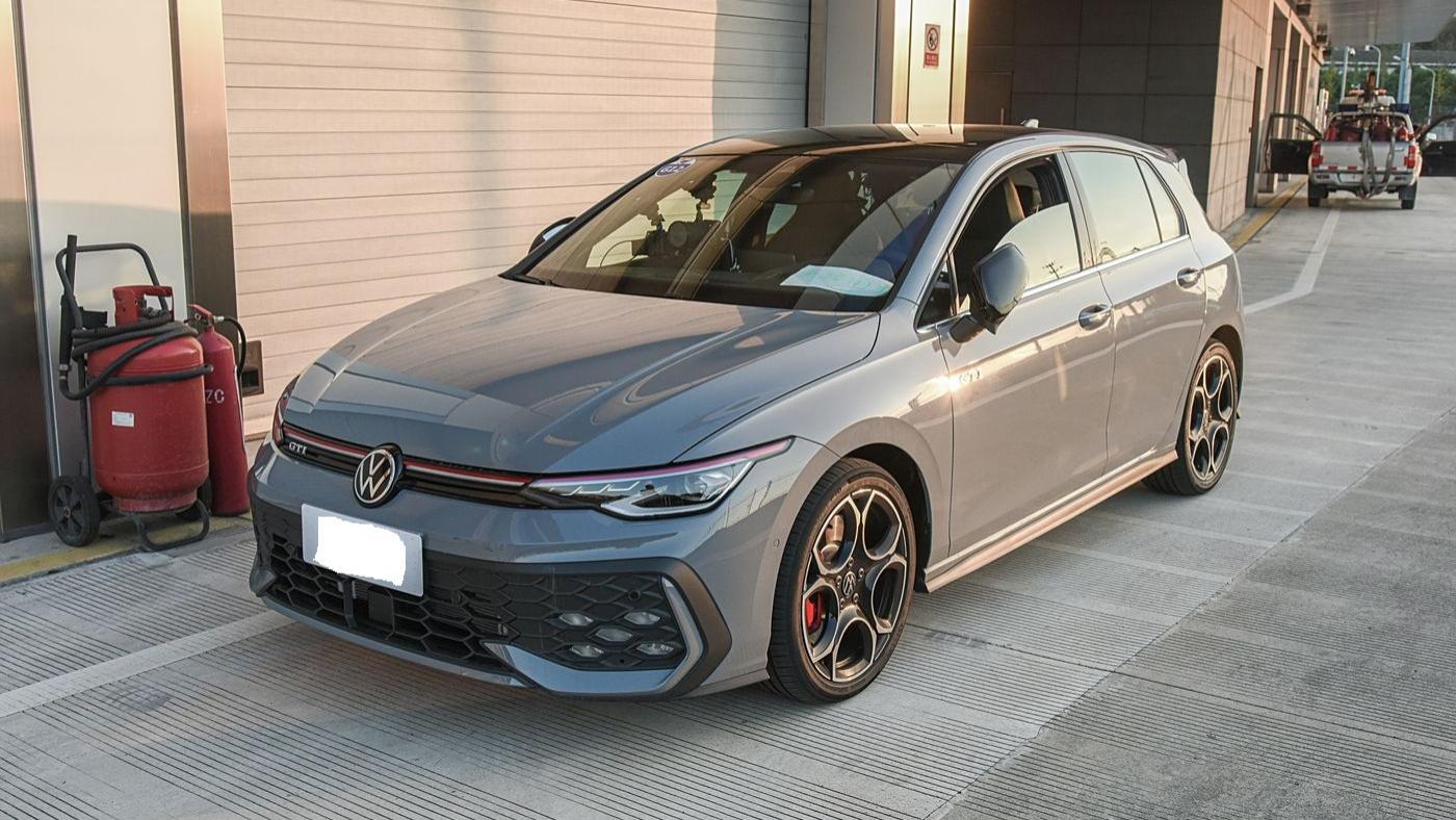 大众性能版“小钢炮”售价亲民！搭载2.0T，配红色卡钳+熏黑尾翼