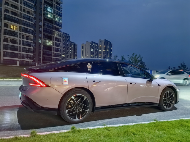 还是很怀念传统门把手
现在的新车都在用隐藏式门把手，隐藏式门把手确实很好看，满满