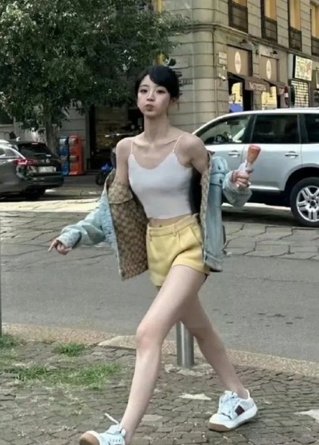被娃娃脸的田曦薇给骗了，原来她这么高。