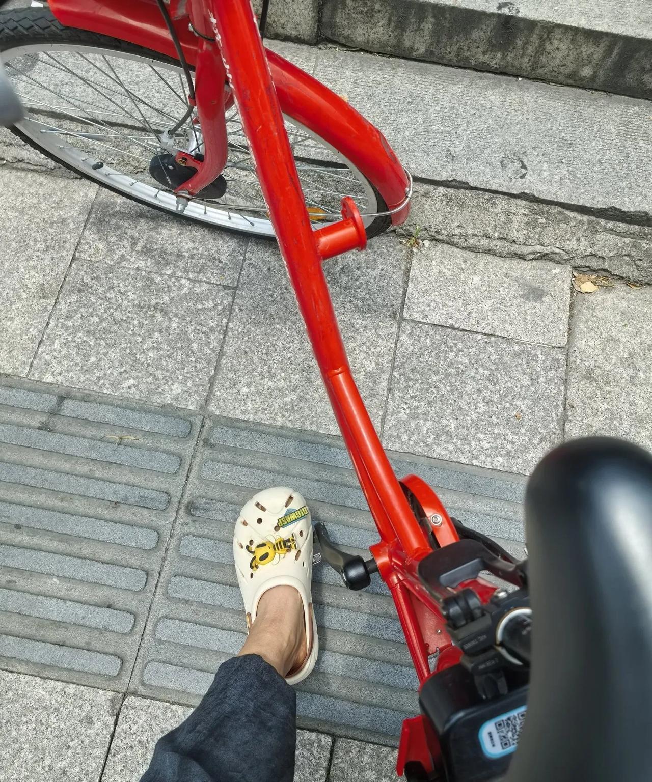 在杭州穿惯了拖鞋，想念高跟鞋了！
在杭州，我除了在串串店上班的时候穿小白鞋，夏天