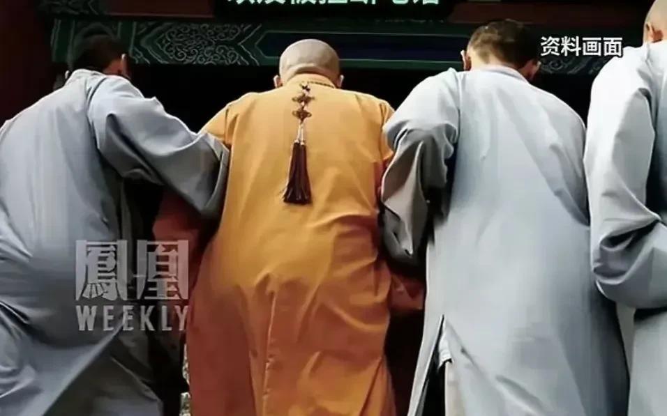 一觉醒来天塌了。
这社会哪里还有值得信任的地方，值得信任的人，就连寺庙里的和尚都