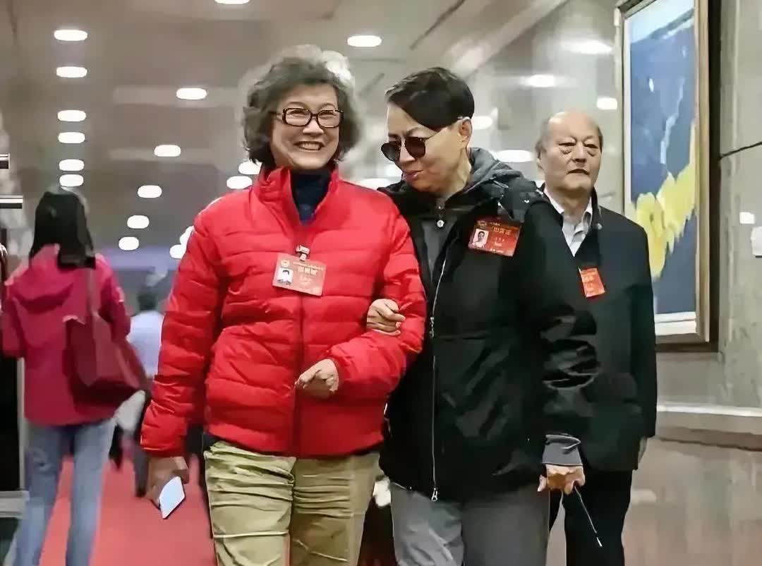 很久没看见宋春丽和宋丹丹了，她们一起在参加活动吗？岁月不饶人，她们也是年过60的
