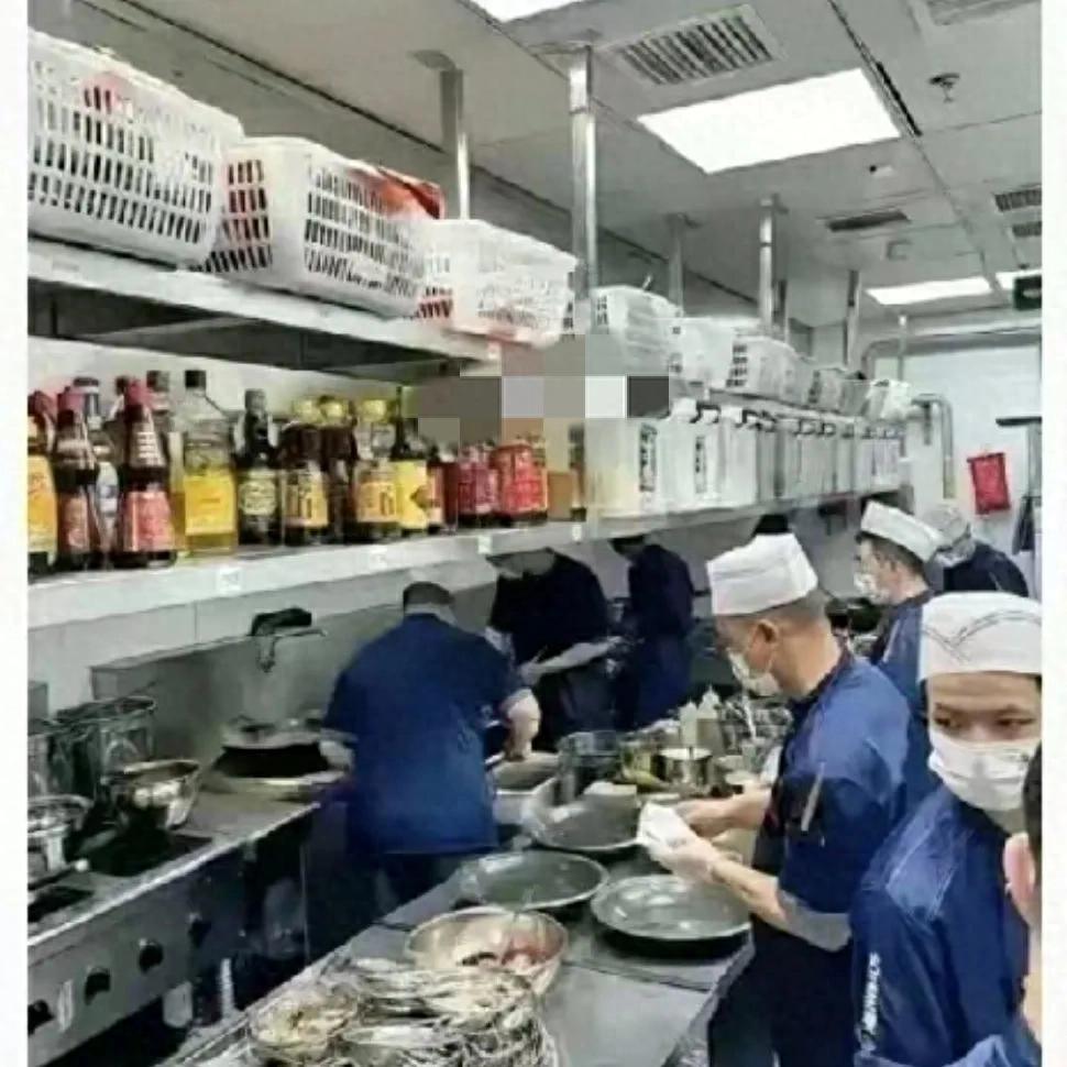 麻六记后厨24小时直播，画面非常清晰，大家有空了可以去看看，切肉师傅连指甲缝都看