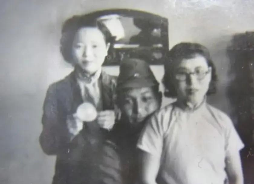 1938年南京，一名侵华日军猥琐搂抱两名女子留影。据拉贝记载，南京大屠杀期间日军