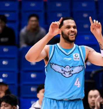 青岛男篮双外齐发威，青岛男篮主场大胜吉林取得三连胜。CBA常规赛，青岛男篮主场迎