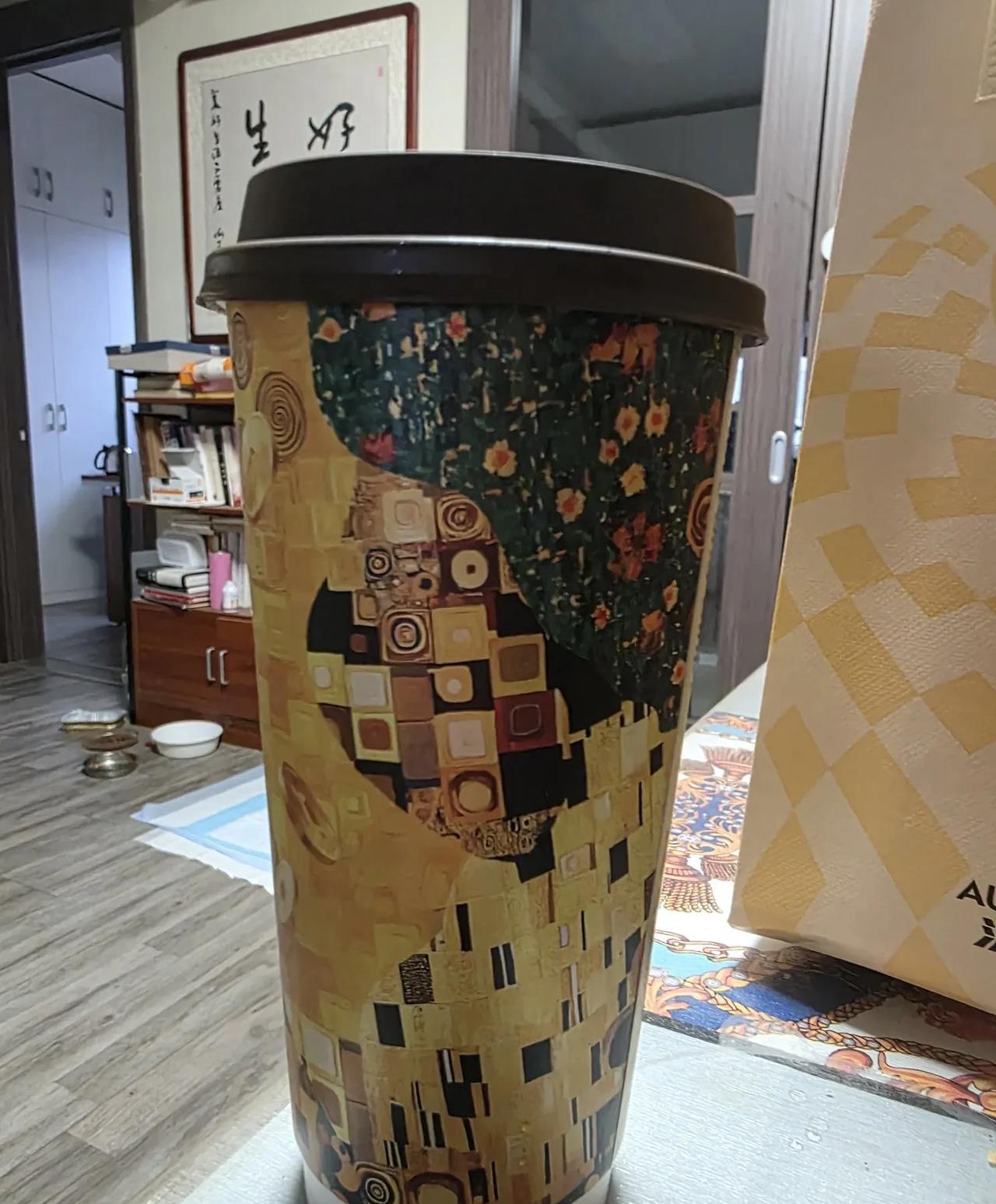 惊喜：2025年秋天的第一杯奶茶和第一顿晚饭……
下午六点，正在书房写东西，门铃